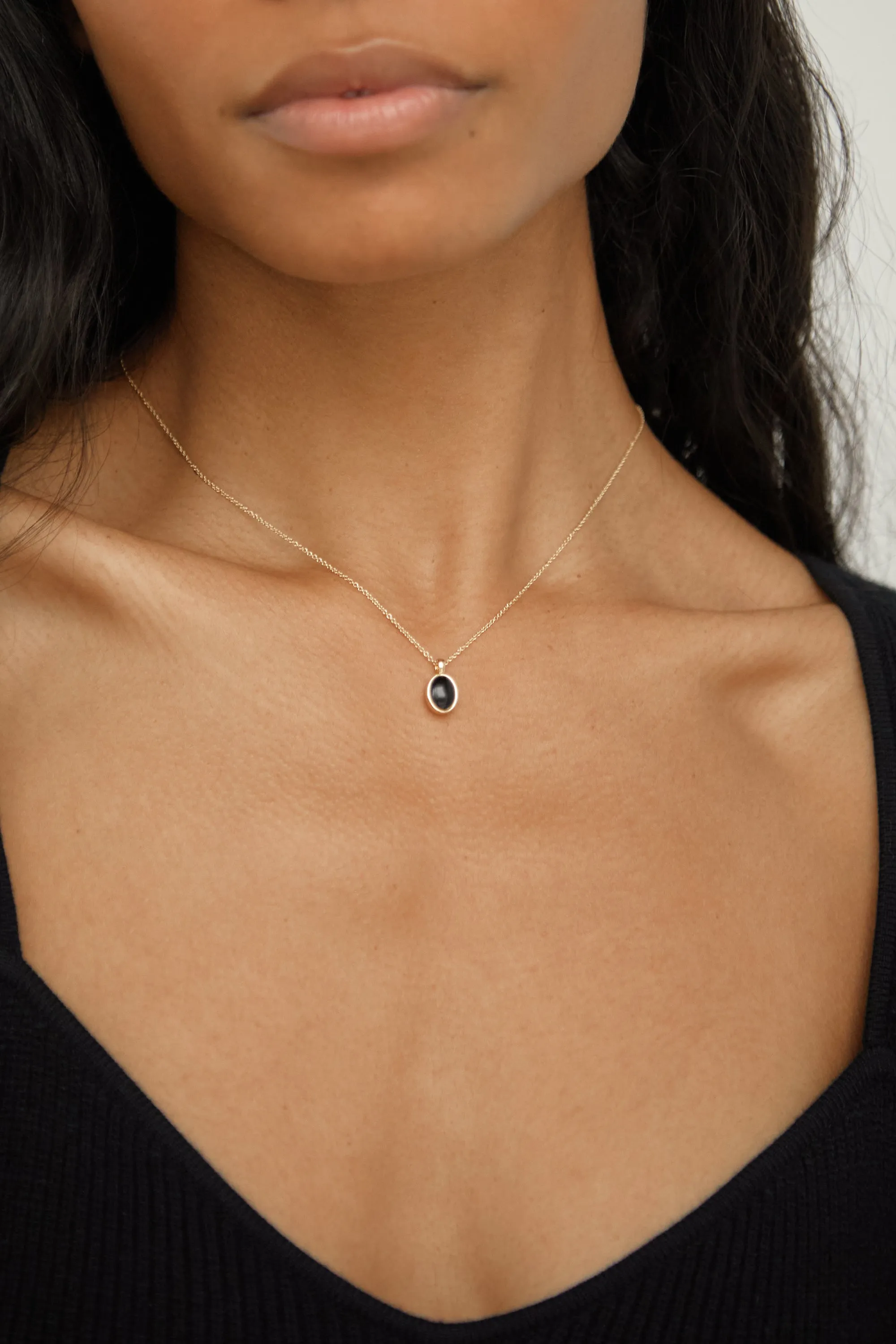 CURB CHAIN WITH ONYX PENDANT