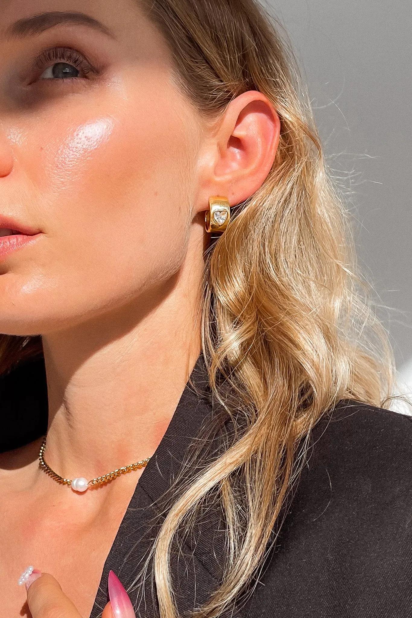 DIAMOND HEART HUGGIE EARRINGS GOLD