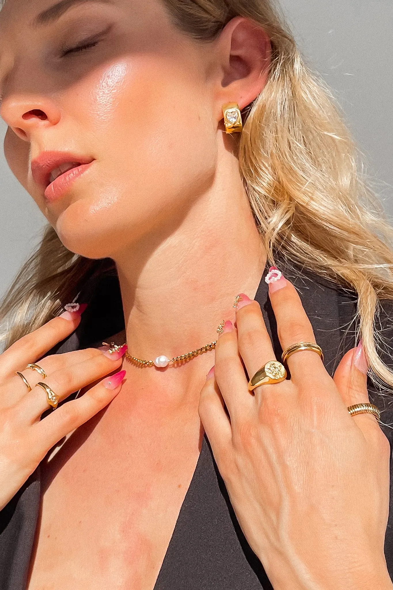 DIAMOND HEART HUGGIE EARRINGS GOLD