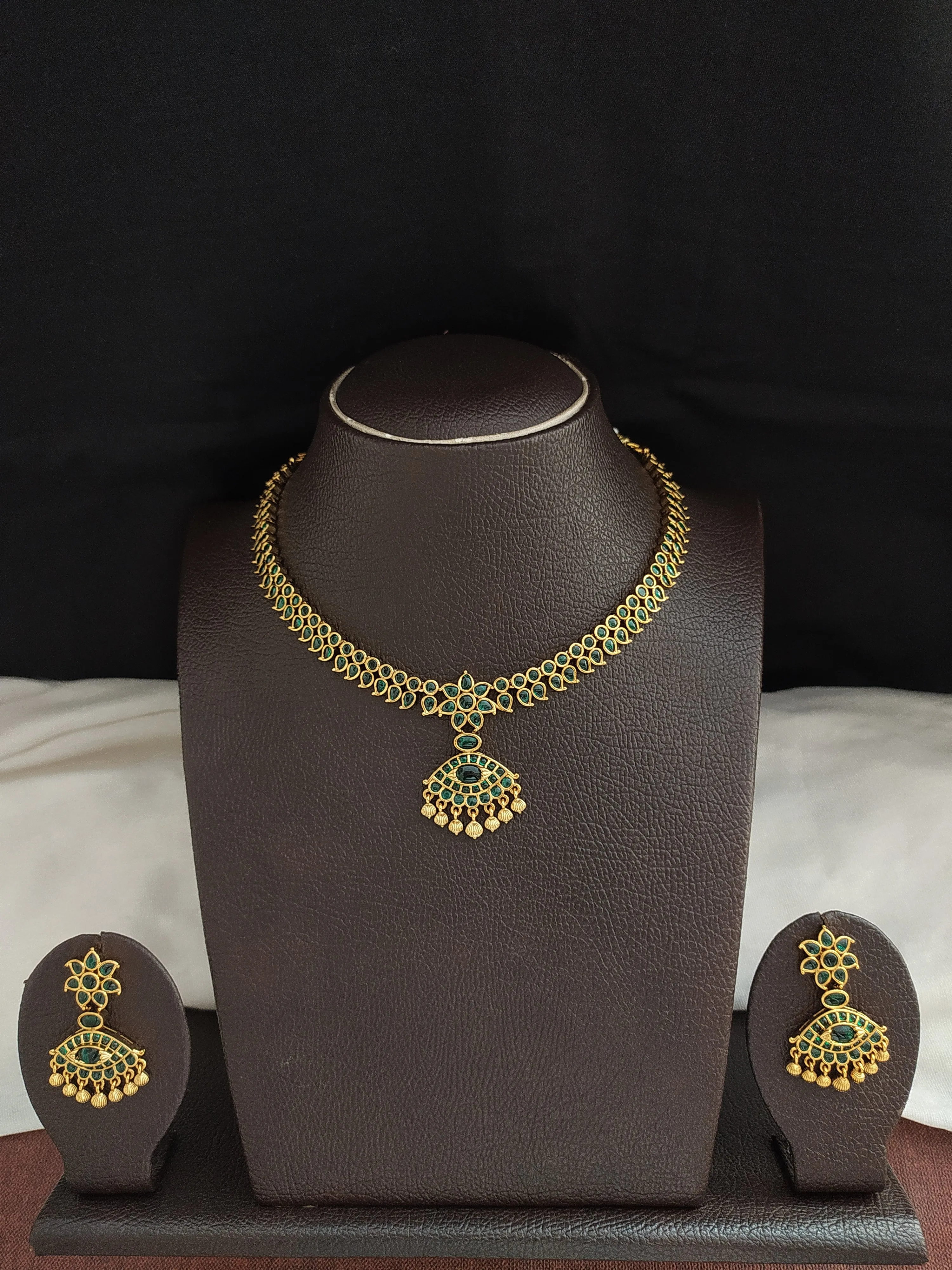 Exclusive Gold Plated Emerald Kemp Stone Necklace With Golden Pearls