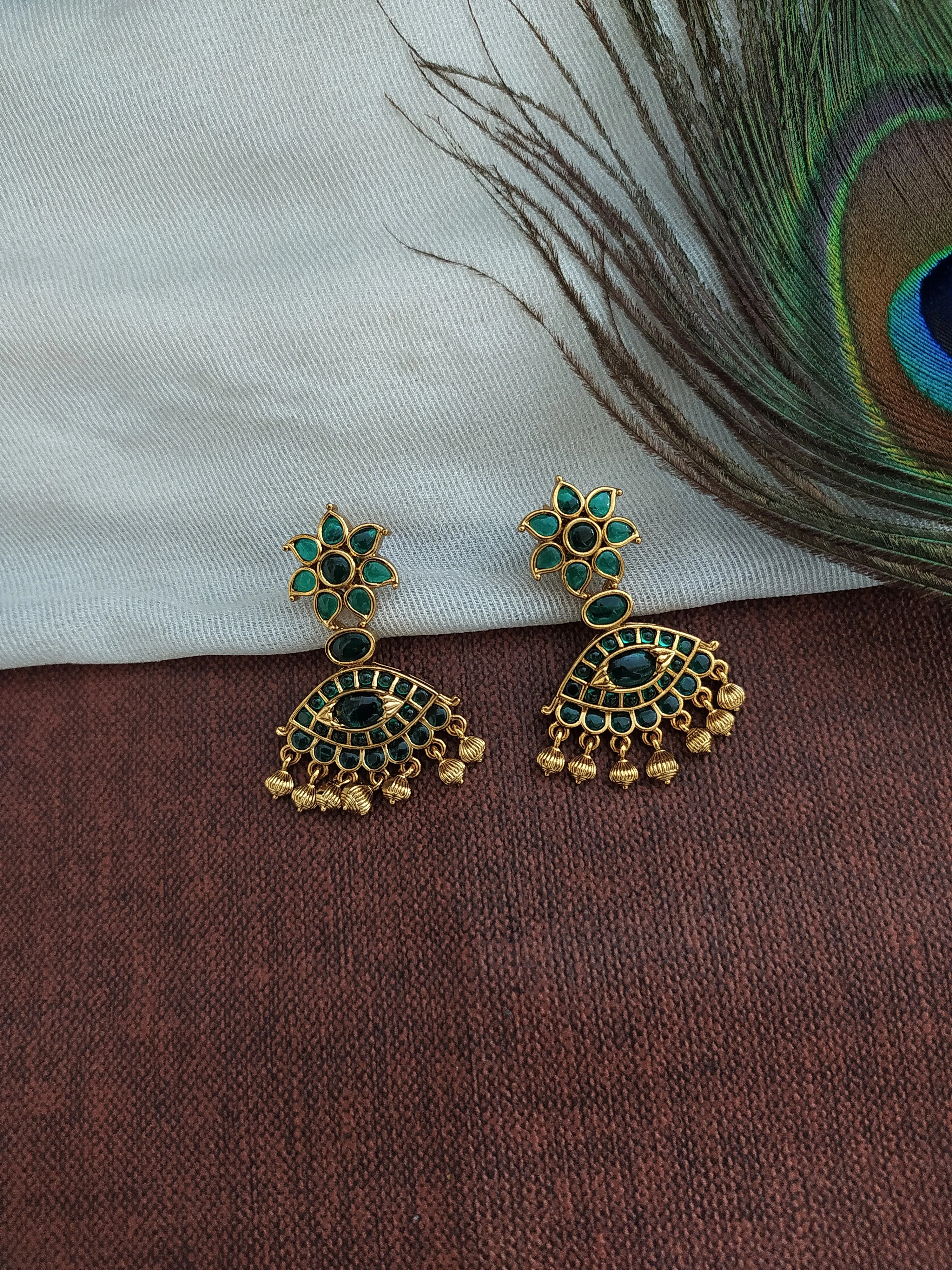 Exclusive Gold Plated Emerald Kemp Stone Necklace With Golden Pearls
