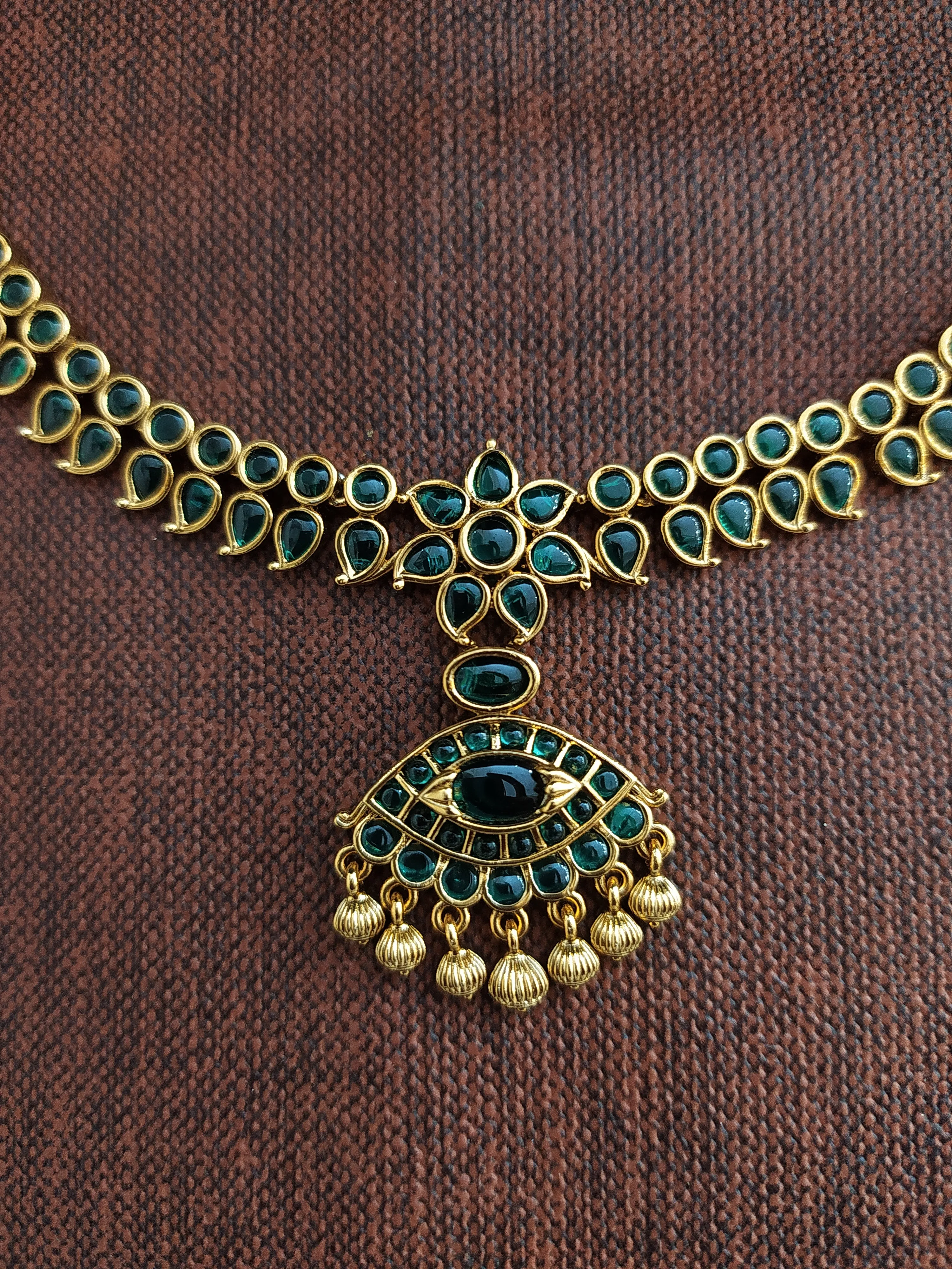 Exclusive Gold Plated Emerald Kemp Stone Necklace With Golden Pearls