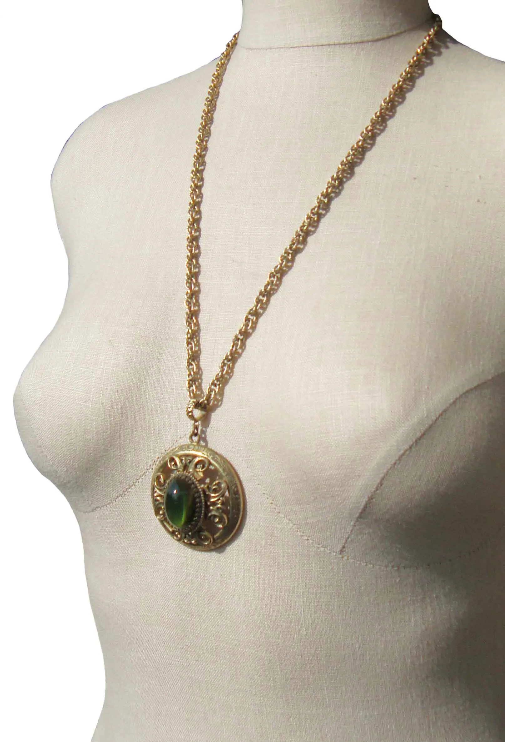 Vintage Whiting & Davis Green Cat’s Eye Pendant Necklace