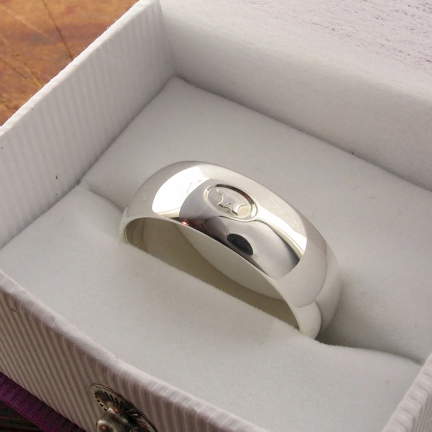 Wedding ring 8mm Gretna Green mens wide white gold court